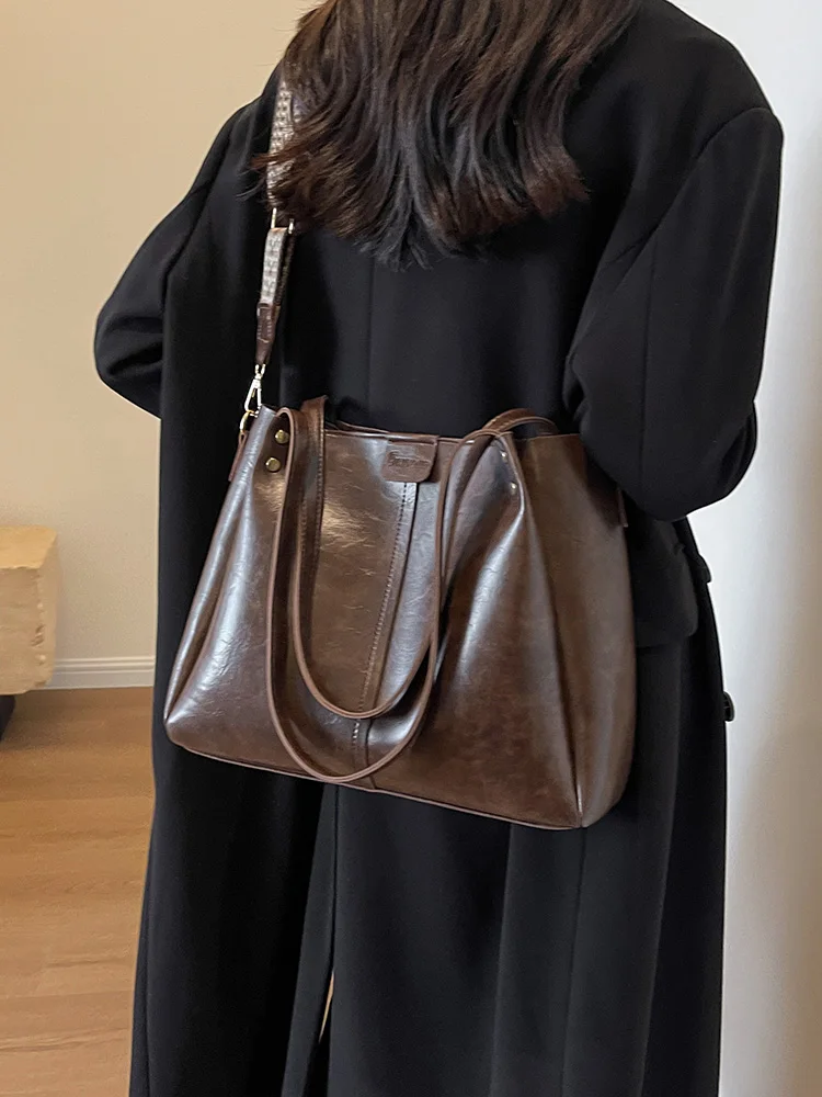 

Elegant Retro Women's Tote Bag Large Capacity Bucket Shape Crossbody Bag with Wide Shoulder Strap Casual Style Handbag