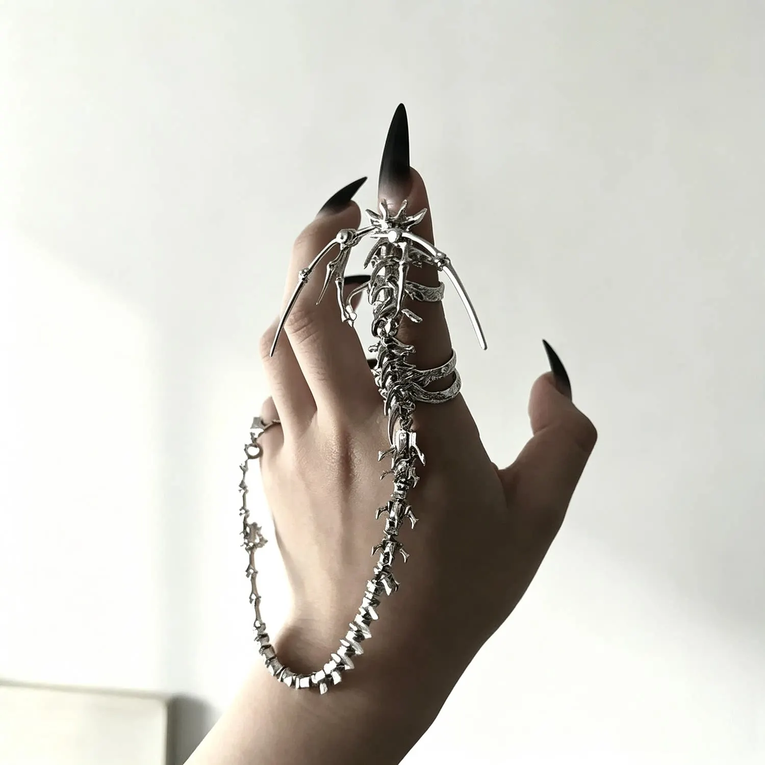 Punk Gothic Skull Bone Hand Harness Subculture Skeleton Integrated Chain Long Finger Ring Unisex Fashion Jewelry