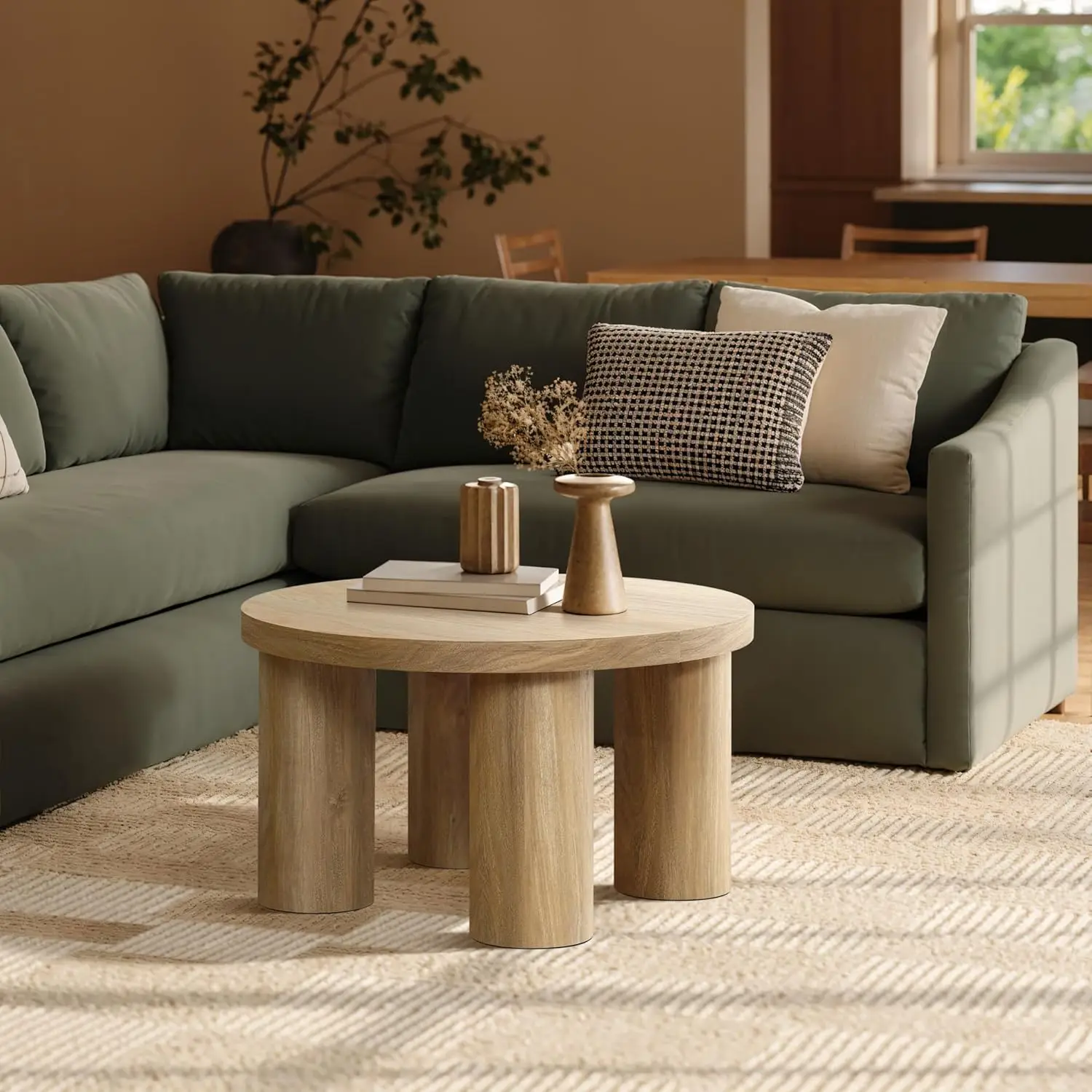 طاولة قهوة مستديرة من LuxenHome مع 4 أرجل عمود، طاولة مركزية واسعة 27.5 بوصة، كوكتيل خشبي منخفض بلمسة نهائية من خشب المزرعة الحديثة