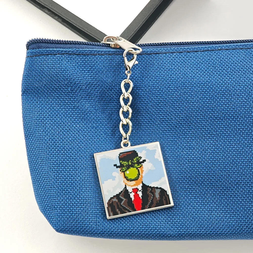 Pixel-Art „Der Menschensohn“ Schlüsselanhänger, Magritte Ölgemälde Anhänger, Metall-Schlüsselring, Retro-Surrealismus Kunst-Abzeichen, Rucksack-Ornament, Geschenk – Detail 5