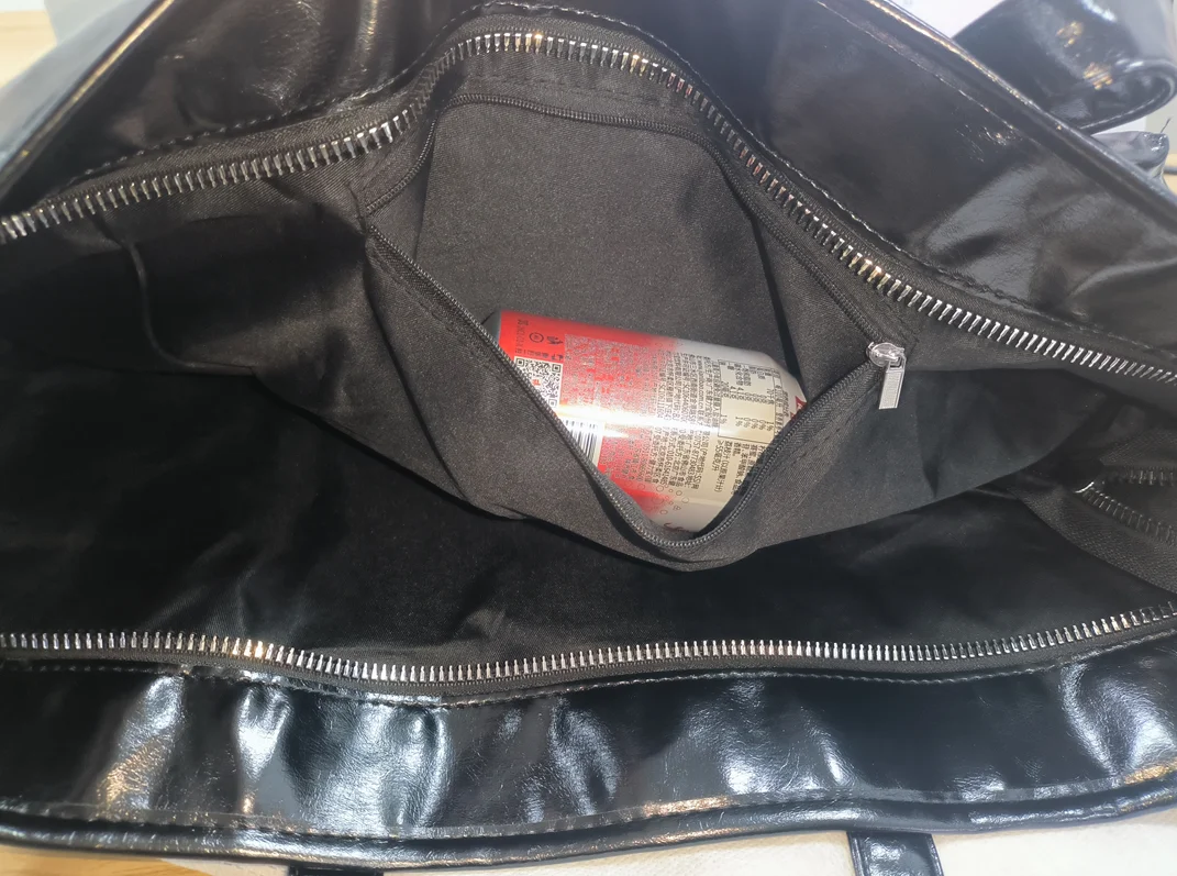 Vintage Distressed Tote Bag mit Kreuznieten, Große Unisex Umhängetasche, Reißverschluss-Handtasche aus Cracked PU für Damen – Detail 7