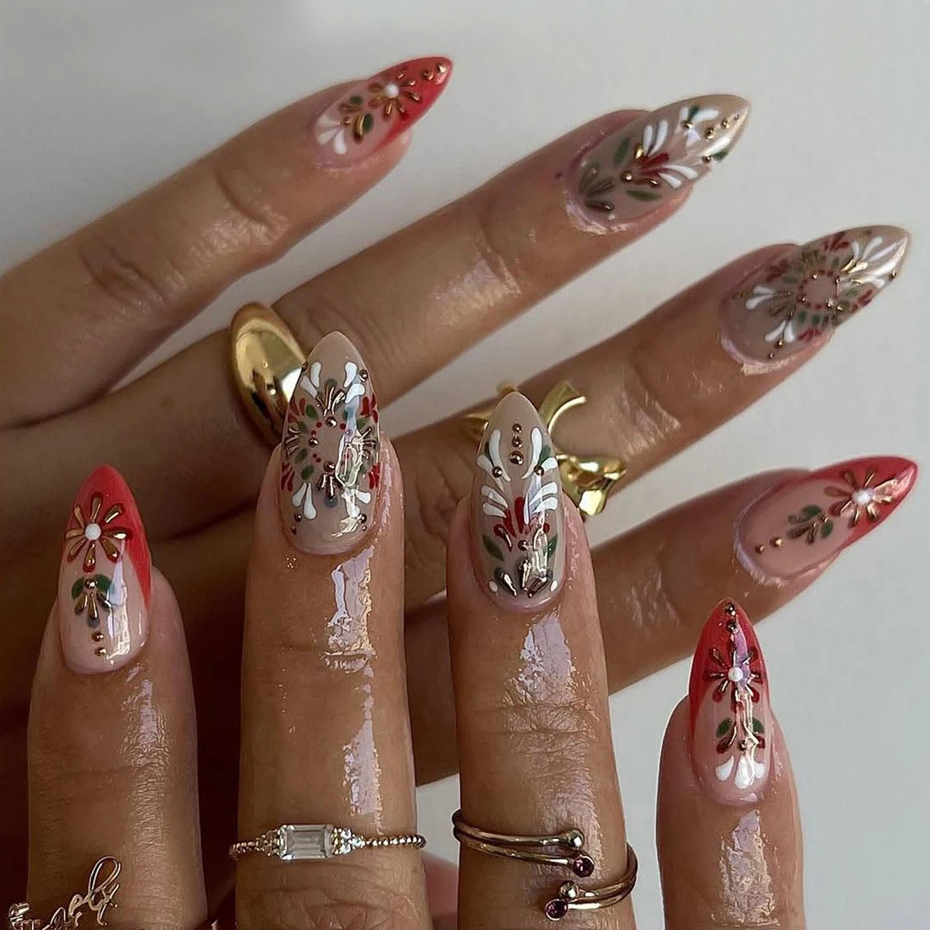 10 Stück lange mandelrote französische spitze Nägel mit goldenen Blumenmustern, gepresste Nägel mit Vergoldungsdesign