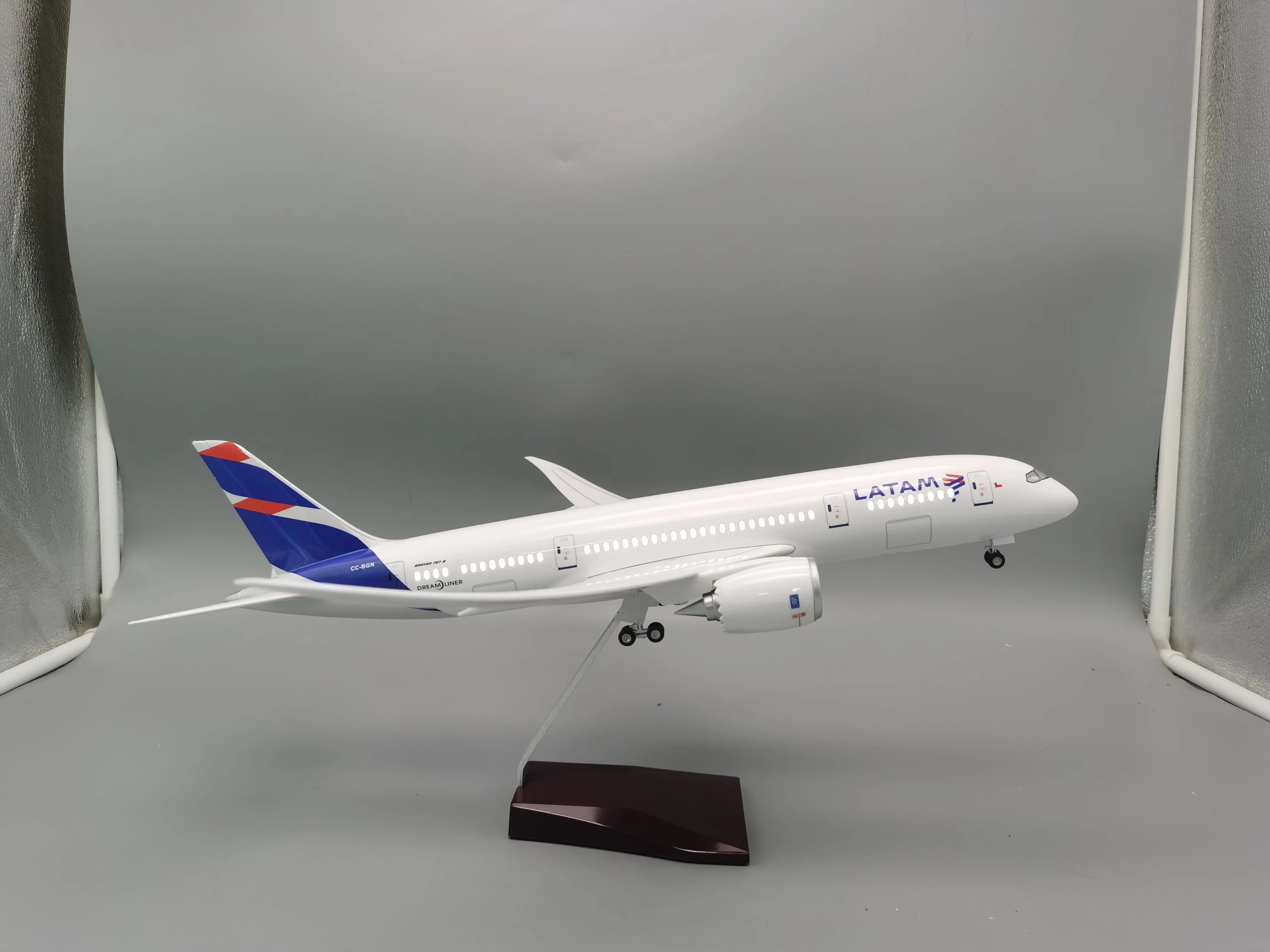 1:130 Scale Latin American Aircraft Models B787 Plane Model Kits Display Diecast Airplane with LED Ligh For Collection