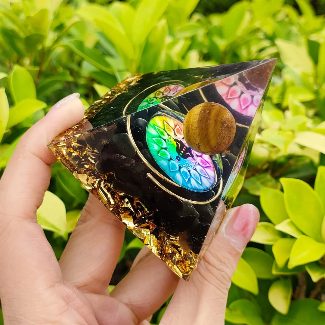1 peça pirâmide de ogan tigres bola de cristal e chips de obsidiana de floco de neve, ornamentos artesanais de mesa para casa, pirâmide de organita de cristal