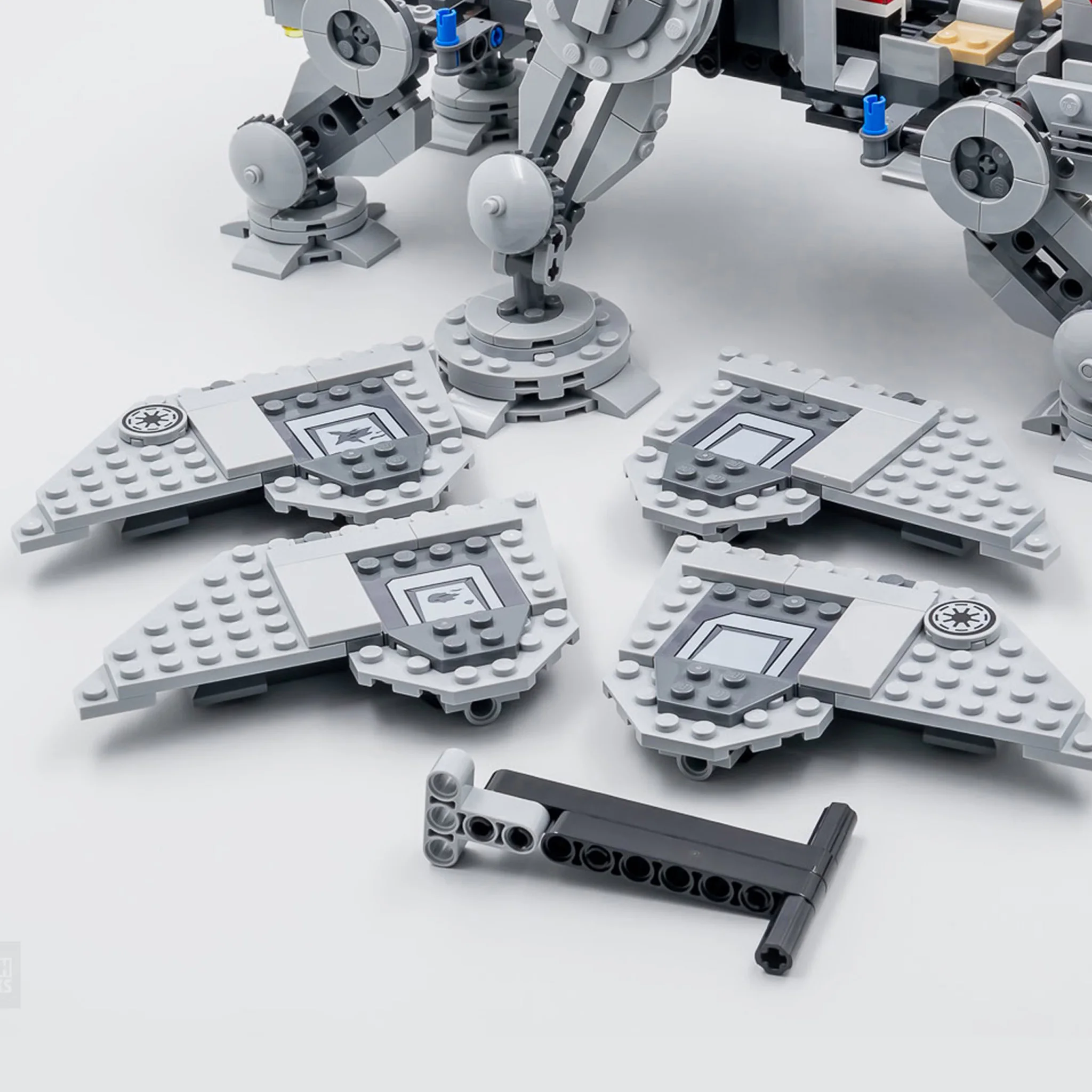 2026 New Technical 1082PCS Terrain Tactical Actuator Collectible Assembly  Display Model Kit Gifts Desk Ornament Educational Toy view 4