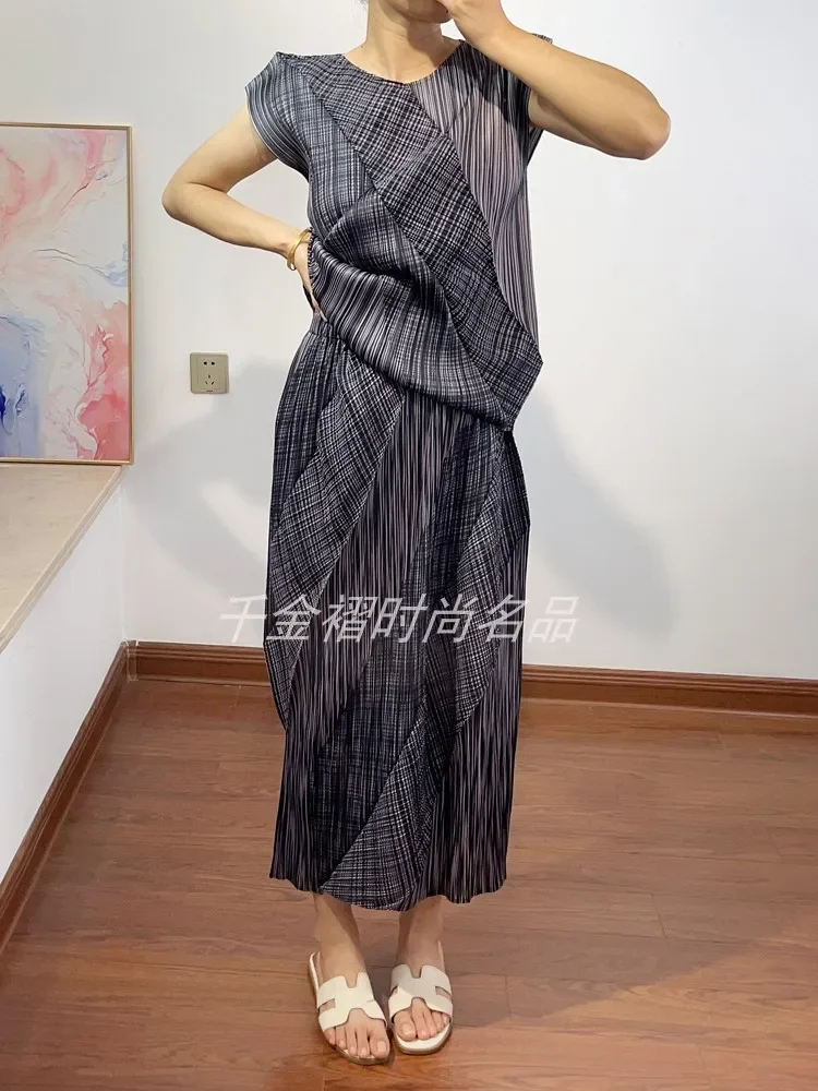 

Miyake's Women's Set with Pleated Folds Features A Fashionable Design, A Loose and Slimming Top and A Two-piece Skirt New Summer