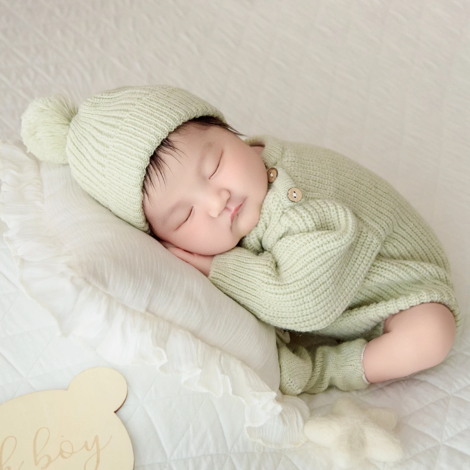 Knitted Newborn Photography Outfit 3Pcs Gender Neutral Long Sleeve Romper with Pom Pom Hat and Socks Cozy Baby Photoshoot Outfit