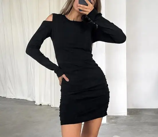 

Sexy Off Shoulder Long Sleeved Knitted Round Neck Slim Fit Dress for Autumn Women with Waist and Hip Cinching Long Sleeved Dress