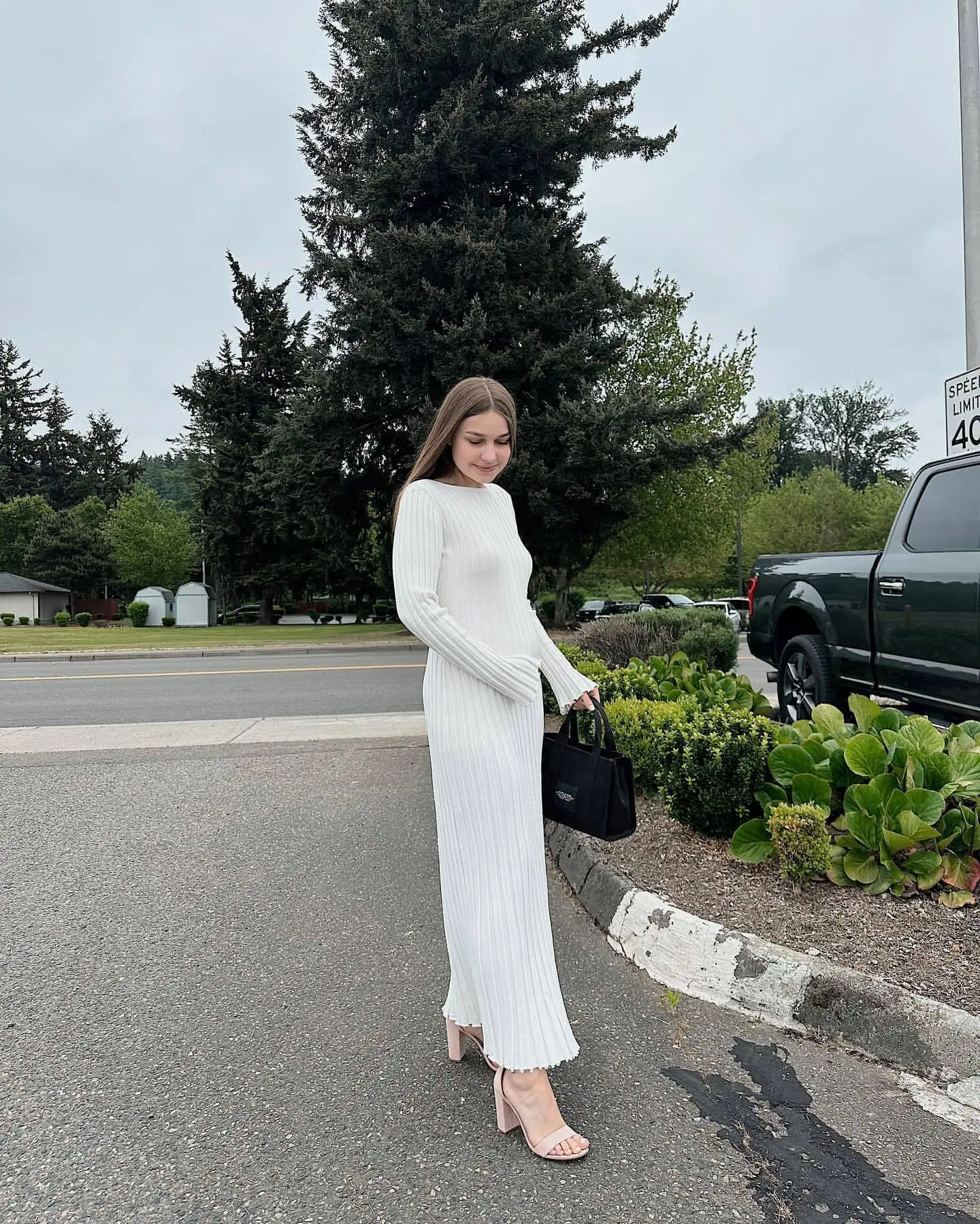 Dress Autumn And Women's Winter New Fashionable And Elegant Round Neck Long Sleeved Knitted Dress Comfortable Women's Clothing