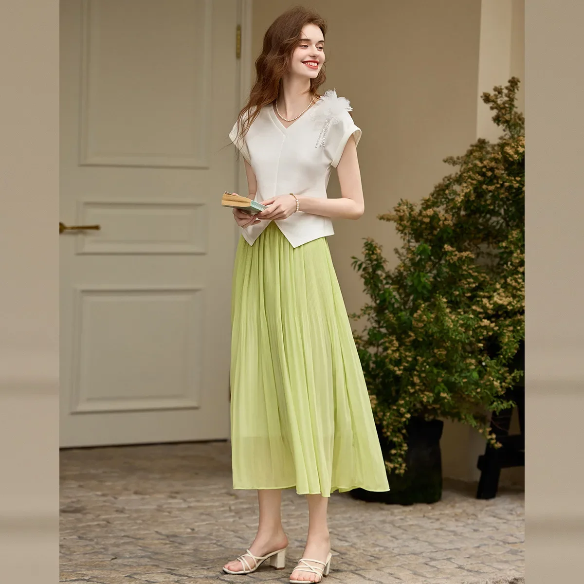 LOUIS YAO New Elegant V-neck Tees 2025 Summer New Slim Tops Three-dimensional Flowers Short-sleeved Women's T-shirt