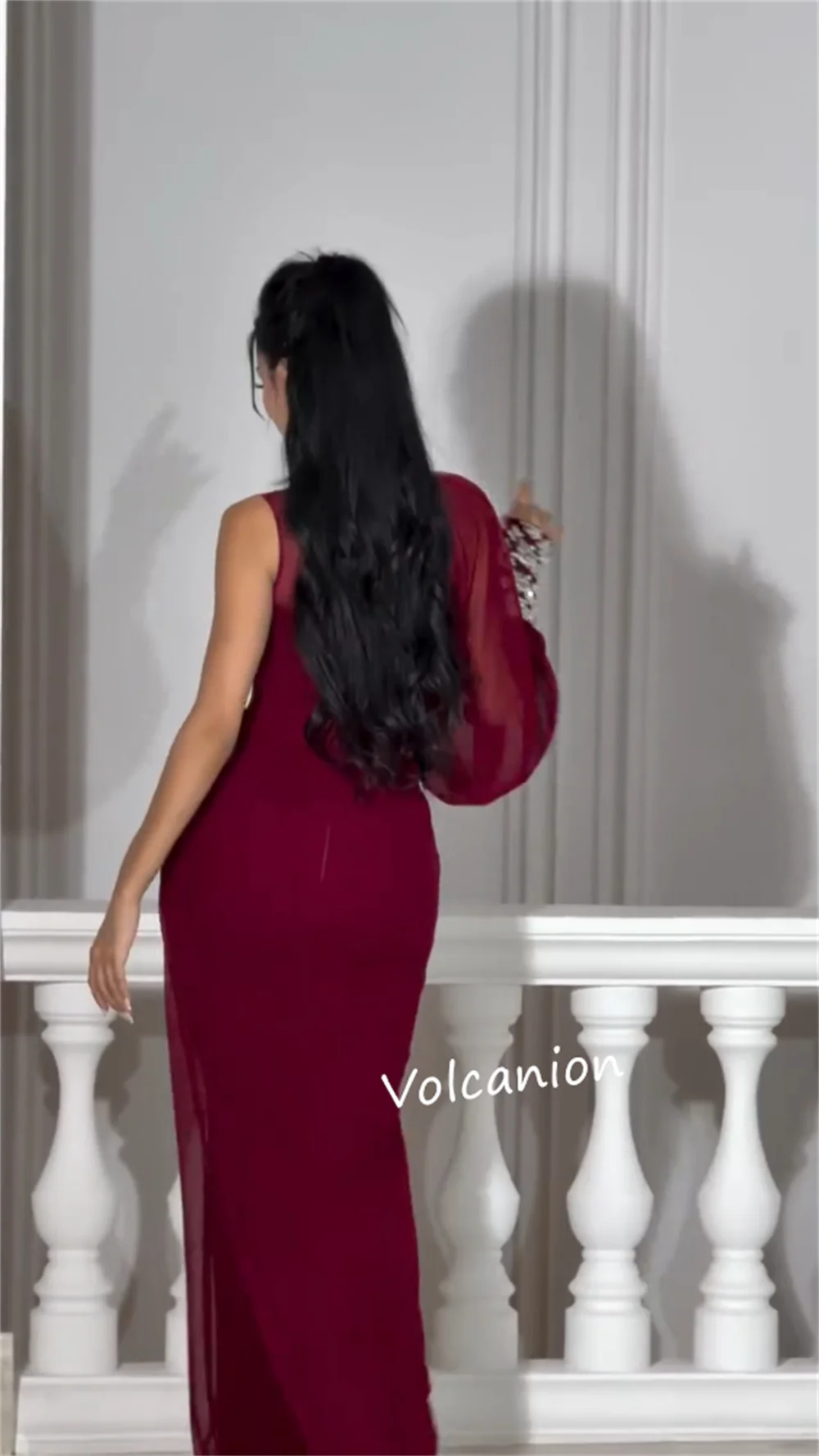 Индивидуальные шифоновые плиссированные длинные платья трапециевидной формы с высоким воротником и блестками. Изысканные формальные размеры.