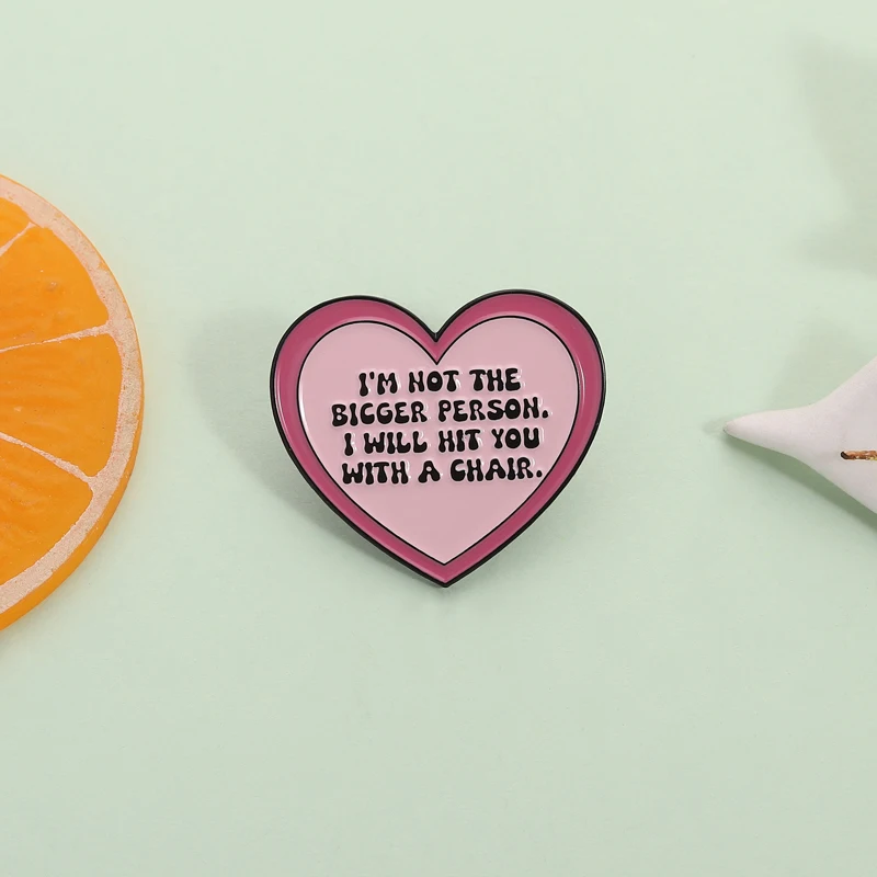 أنا لست الشخص الأكبر المينا دبوس مضحك الفكاهة إقتباس سأضربك مع كرسي الوردي القلب بروش شارة التلبيب مجوهرات هدية