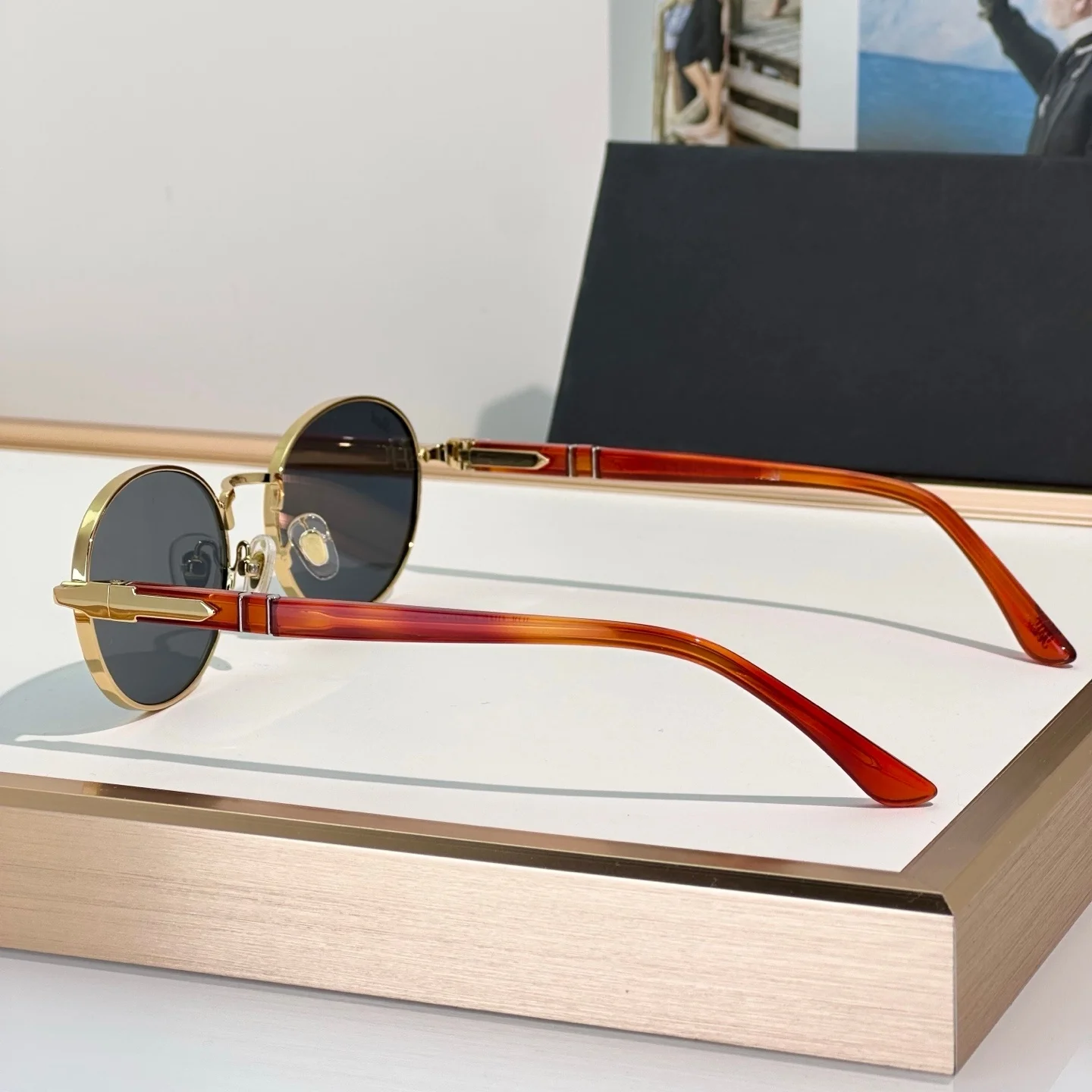 1018-S Men Women Sunglasses,Timeless Retro Luxury Shades,UV400 Dark Grey Lens,Stand Out On Any Occasion,Grab Compliments