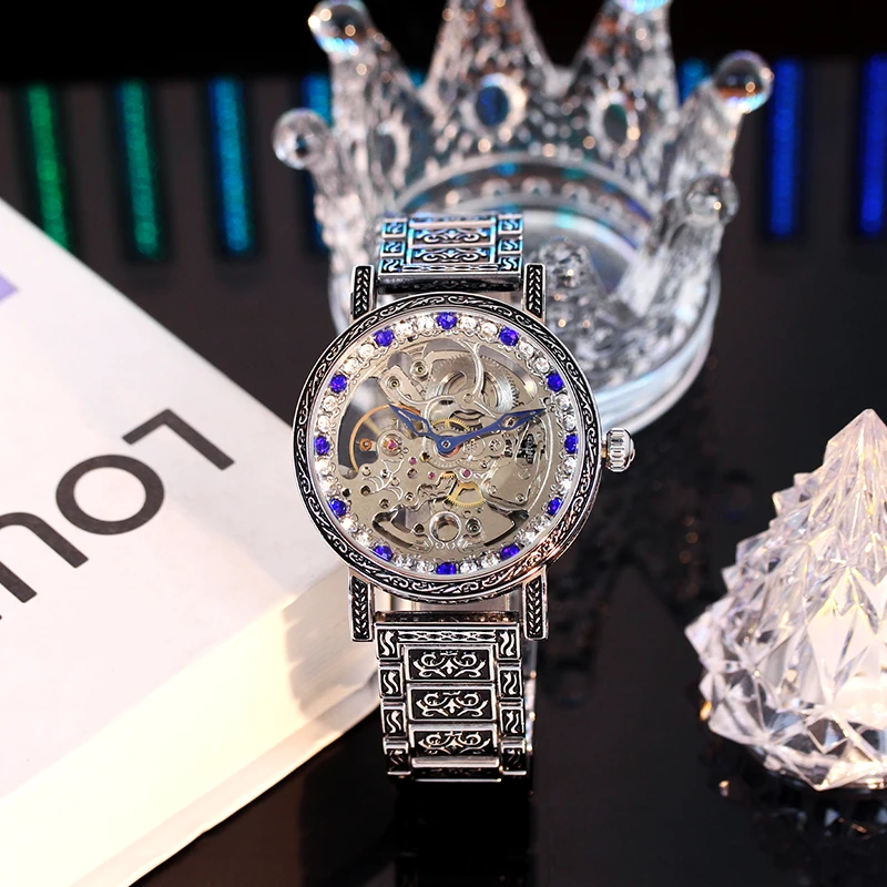 

A men's silver and black steel strap vintage-style fashion watch with engraved dial and fully automatic mechanical movement.