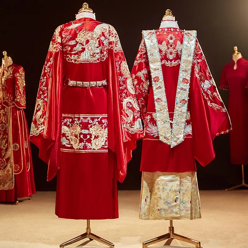 New Chinese-style wedding dresses for couples with phoenix crowns and red robes from Heavy Industry