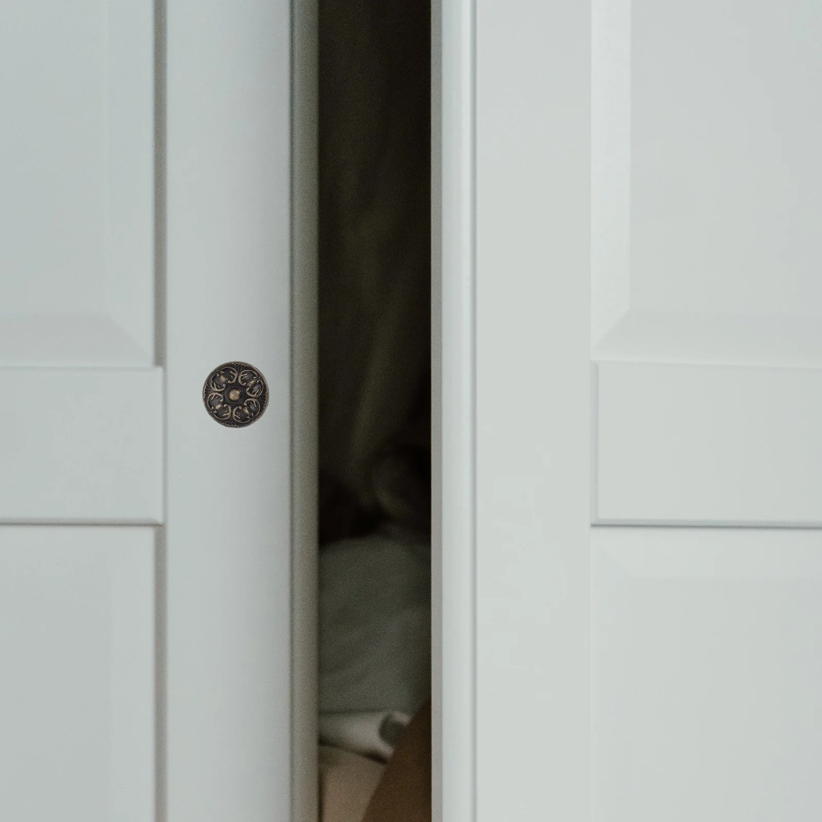 

4Pcs Vintage Metal Cabinet Knobs Single Hole Round Handles for Kitchen Bathroom Bedroom Drawer Wardrobe Furniture