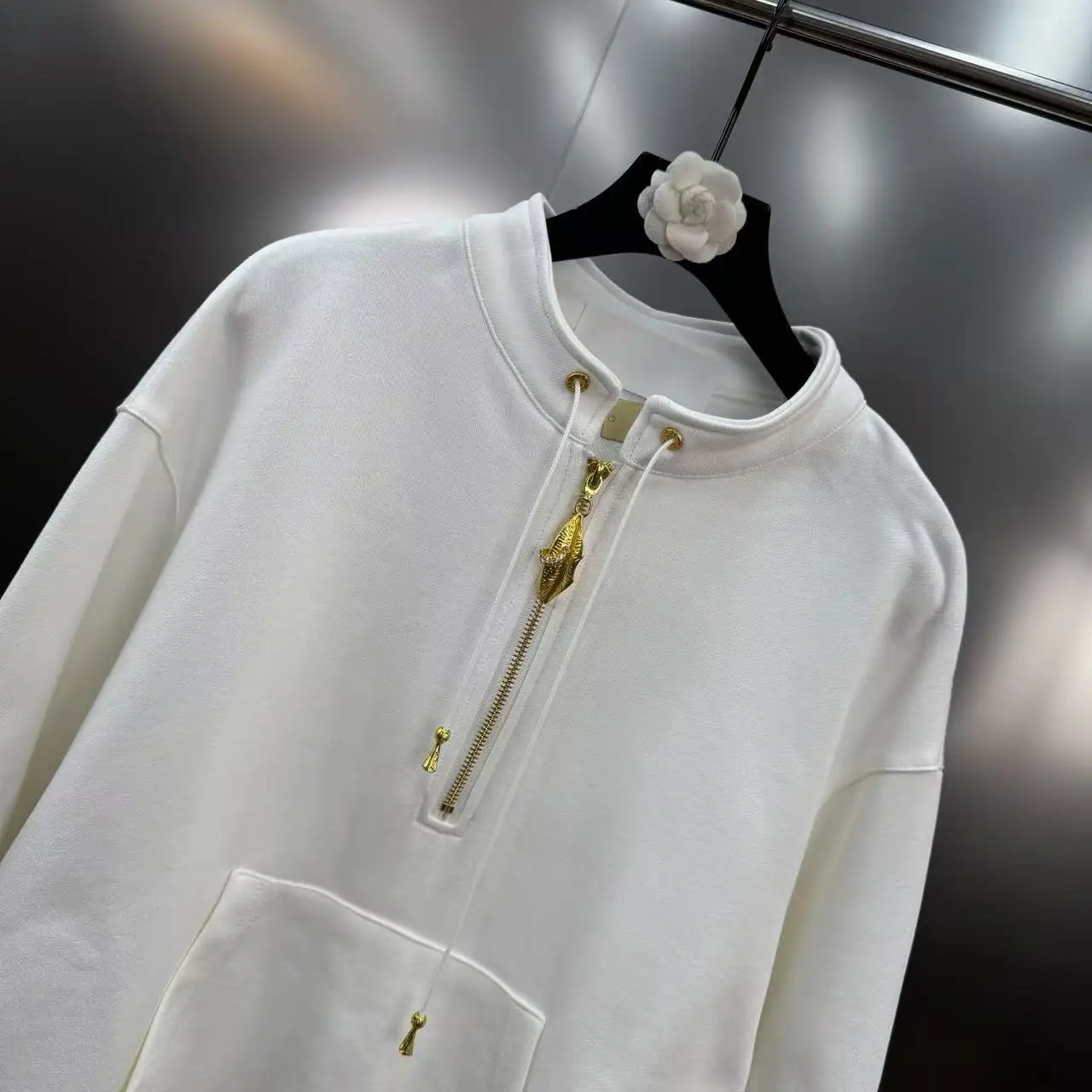 2025 Otoño Estilo francés Sudadera con capucha ajustada con botones de metal de hoja Cuello alto con media cremallera