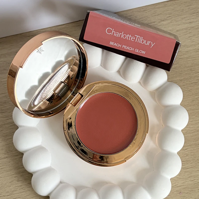 Charlotte CT Cushion Blush Stick, langdurige natuurlijke kleur, dubbelzijdige blush voor lippen en wangen, geperst poeder van Tilbury.
