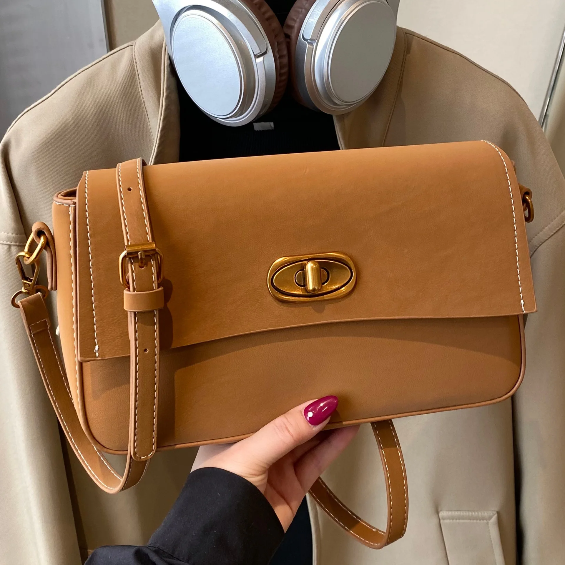 

2025 Winter Luxe Square Shoulder Bag, Women's Chic Commuter Crossbody, Minimalist Day to Night Tote, Versatile Sling Bag