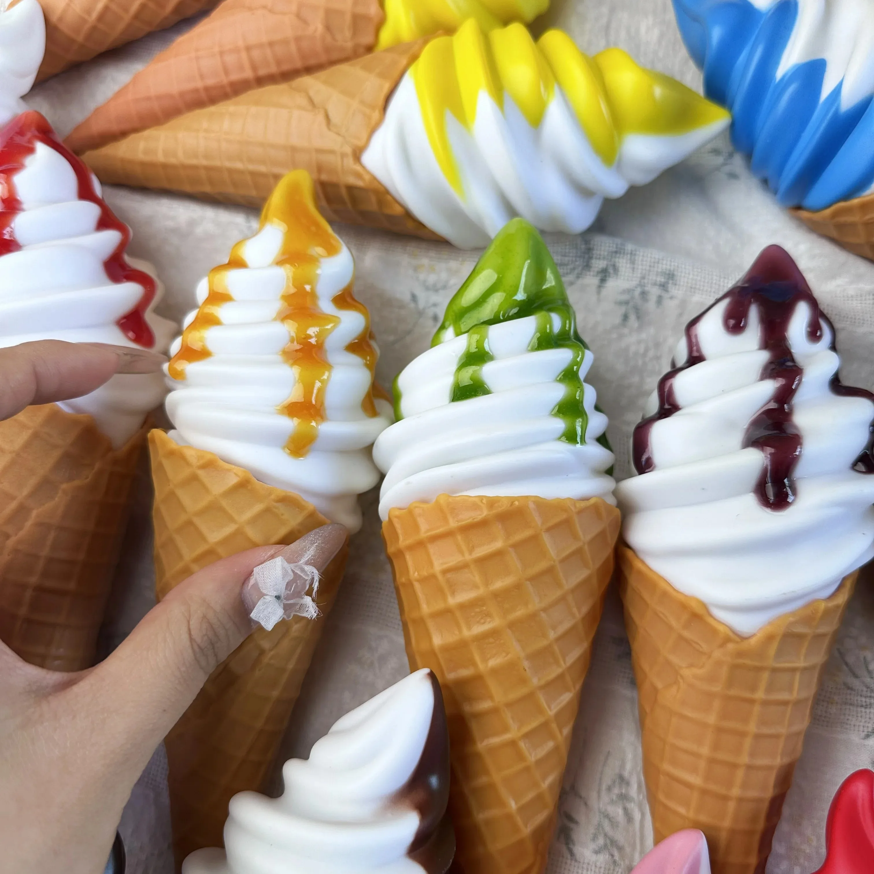 21 cm/8,3 Zoll realistisches PVC-Eis, großes gefälschtes Dessertmodell für die Schaufensterstellung, Fotografie-Requisite, Party-Dekoration, Lebensmittelständer – Detail 3