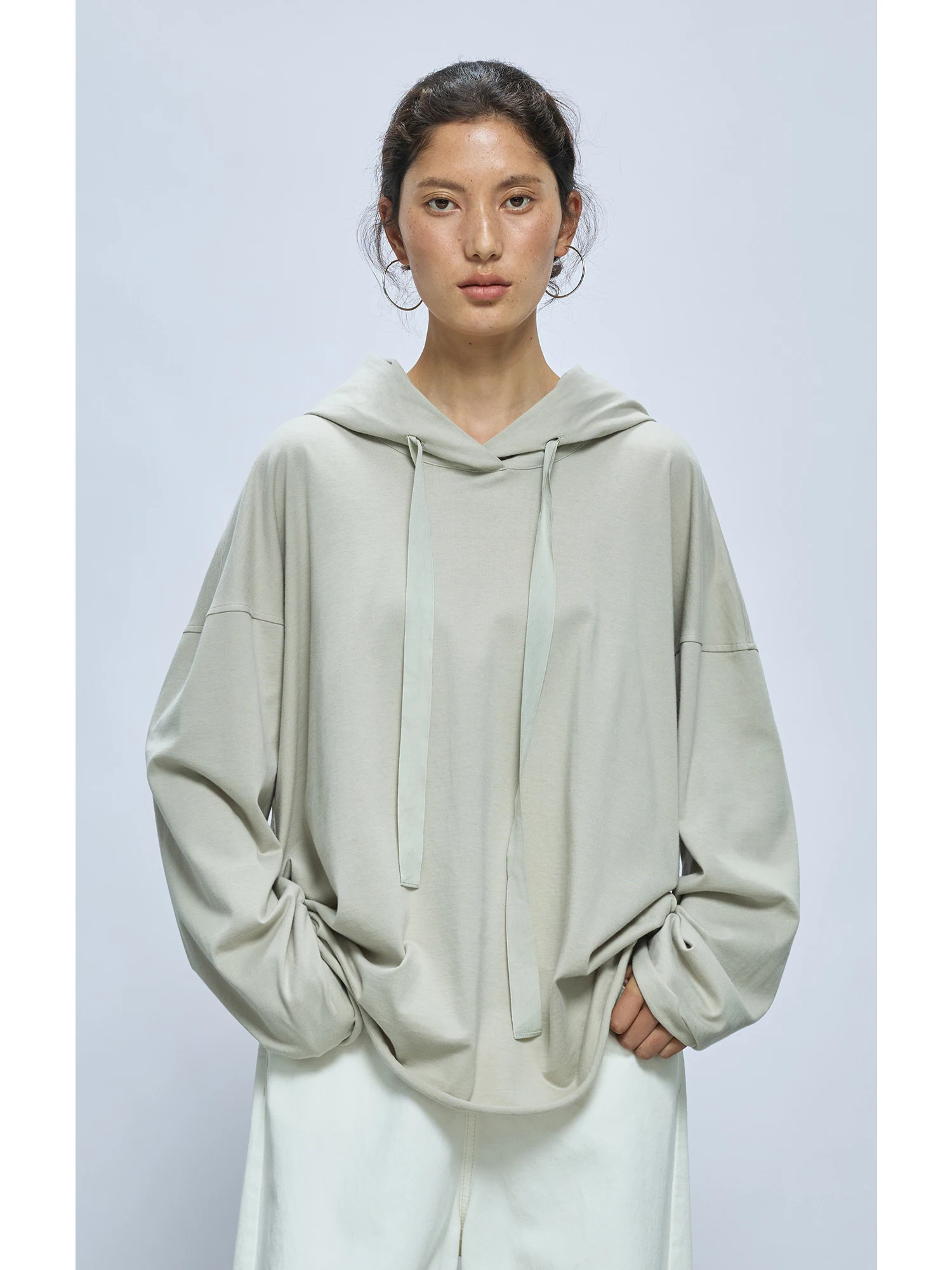 

Женская свободная толстовка Sukha M Spring 2026 из хлопка с капюшоном, удобная повседневная модель с длинным рукавом и шнурком
