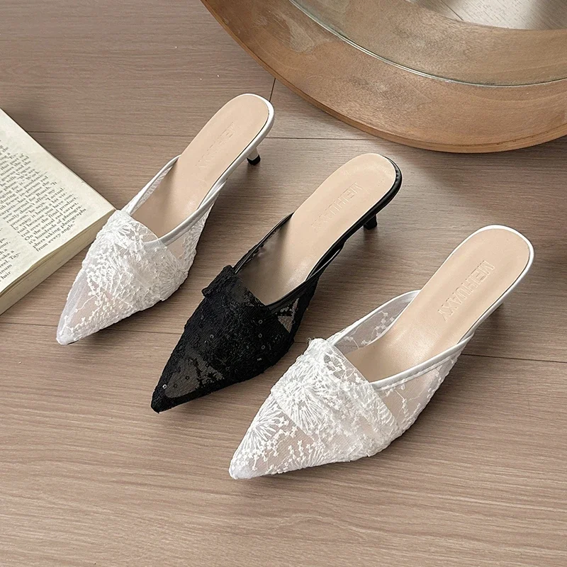 Neue beliebte weiße Stickerei Spitze Heels Mule Slide Frau Punkt Zehe Stiletto Braut Schuhe Damen elegante Hochzeit Party Kleid Pumpen