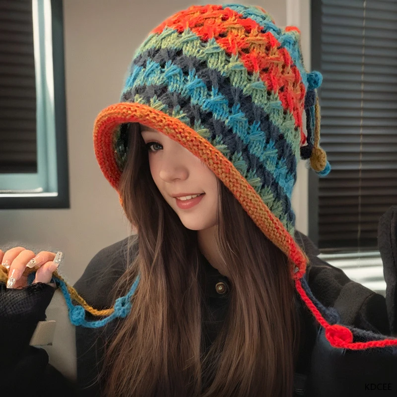1 قطعة اليدوية الكروشيه الملونة الغزل قبعة للنساء الشتاء موضة قبعة صغيرة محبوكة قبعة إيرفلاب شرابة Pompom قبعة