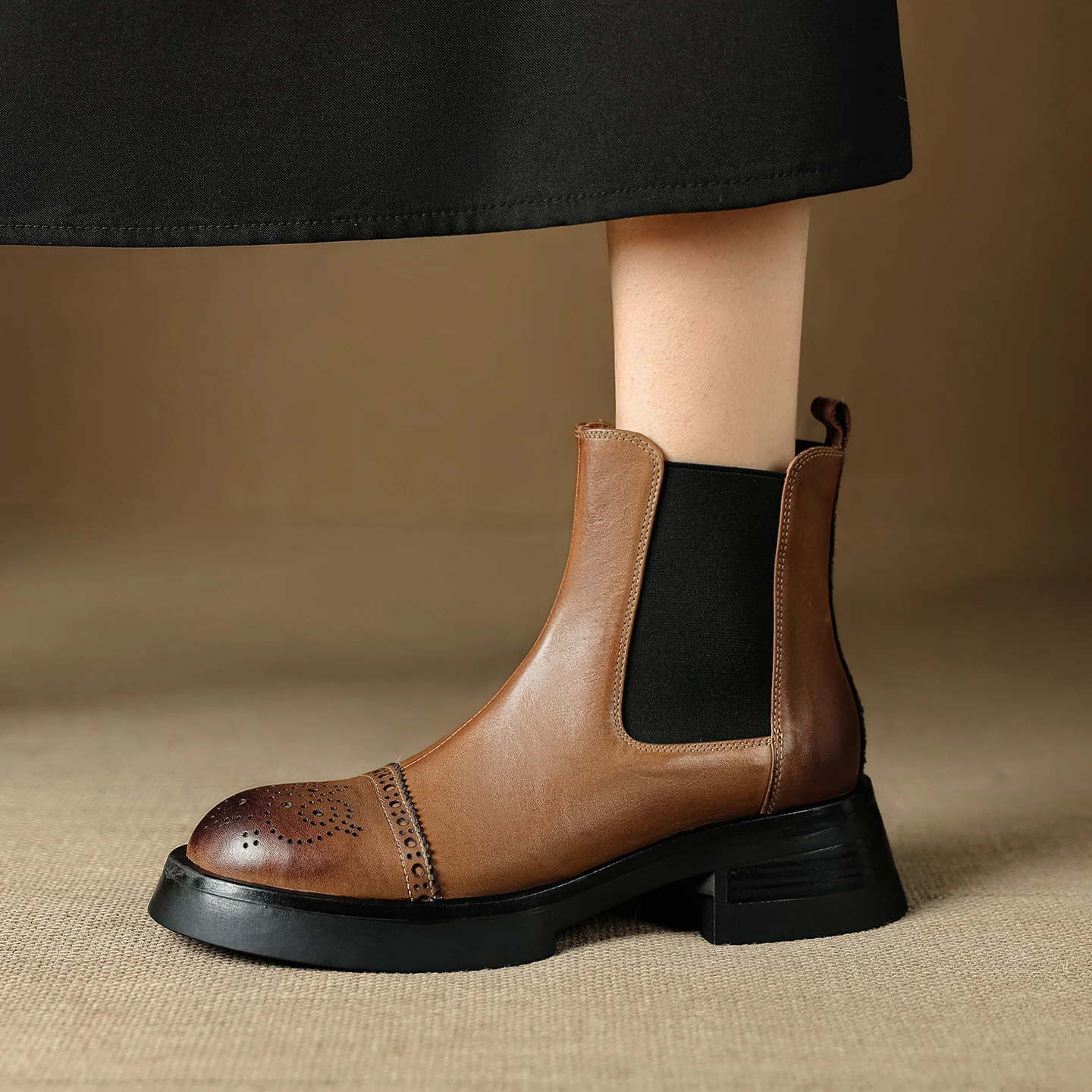 

2025 Women's Chelsea Boots Genuine Leather New Autumn Winter Fashion Women's Ankle Boots Retro Ladies Platforms Punk Boots