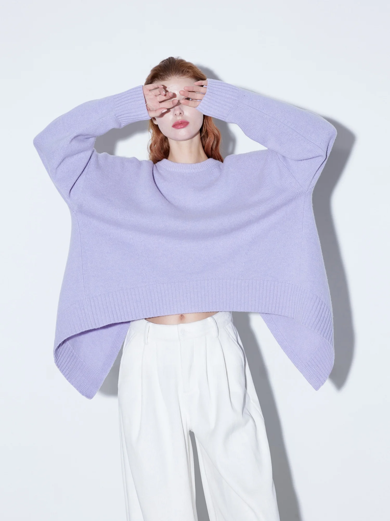 

Свитер Finocci из 100% шерсти высокой плотности, оверсайз, с круглым вырезом, с эффектом супер-белого оттенка, доступен в пяти цветах, для девочек.