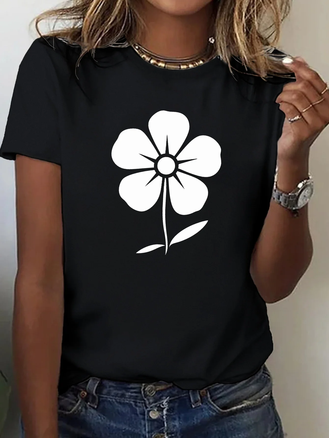 

Женская красно-белая футболка с цветочным принтом и четырьмя листьями. Повседневный топ с короткими рукавами и круглым вырезом, черным тиканом и лепестком.