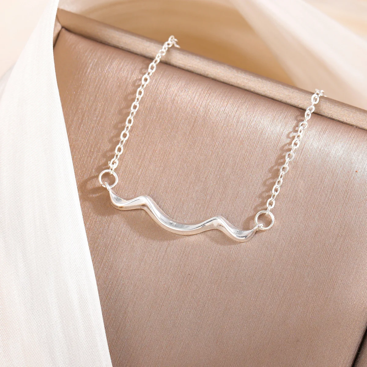 Neue Modische Einfache Schmuckstücke Kreative Küstenlinie Welle 925 Sterling Silber Geometrische Beliebte Schlüsselbein-Ketten-Halsketten XL250