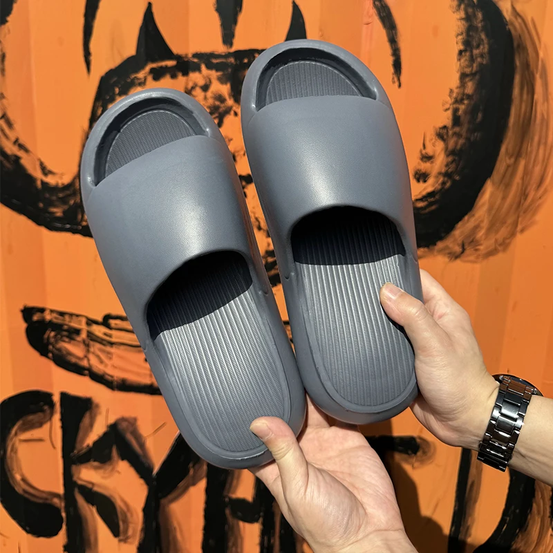 New Men Thick Bottom Slippers Platform Bathroom Slides Non Slip Trend Designer Shoes Ladies Female Mule Shoes Flip Flops Sandals