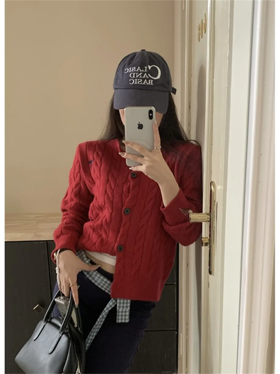 เสื้อคลุมไหมพรมถักลายปักสีขาวแดงสไตล์เรโทรสำหรับฤดูใบไม้ร่วงและฤดูหนาว  แฟชั่นเสื้อคลุมสำหรับผู้หญิง