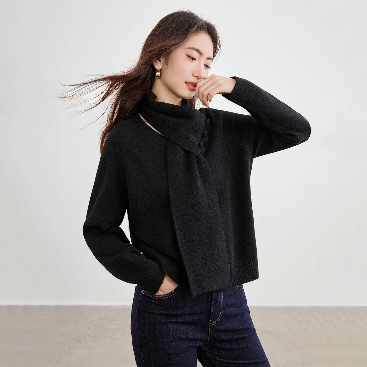 SENTUBILA Pullover lavorato a maglia da donna 2025 Autunno Stile cinese Sciarpa staccabile Colletto maglione Allentato Top a maniche lunghe W53EG3490