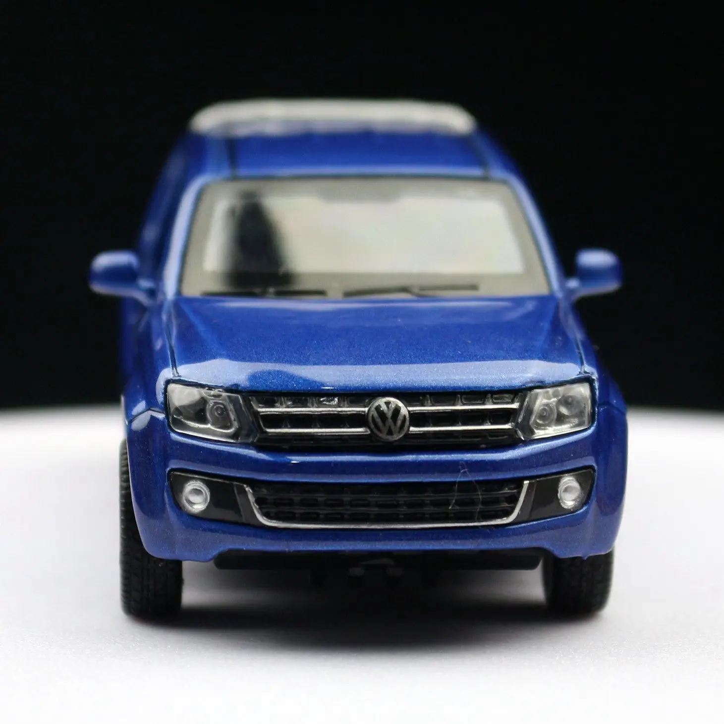 1/46 Volkswagen Amarok Pickup Truck Toy Car Model for Children Diecast Metal Off Road Miniature Pull Back Collection Gift