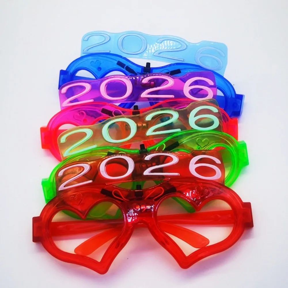 LED توهج 2026 السنة الجديدة توهج نظارات مربع/الحب شكل قلب التصوير الحلي 2026 LED توهج نظارات عدد الرسالة الملونة