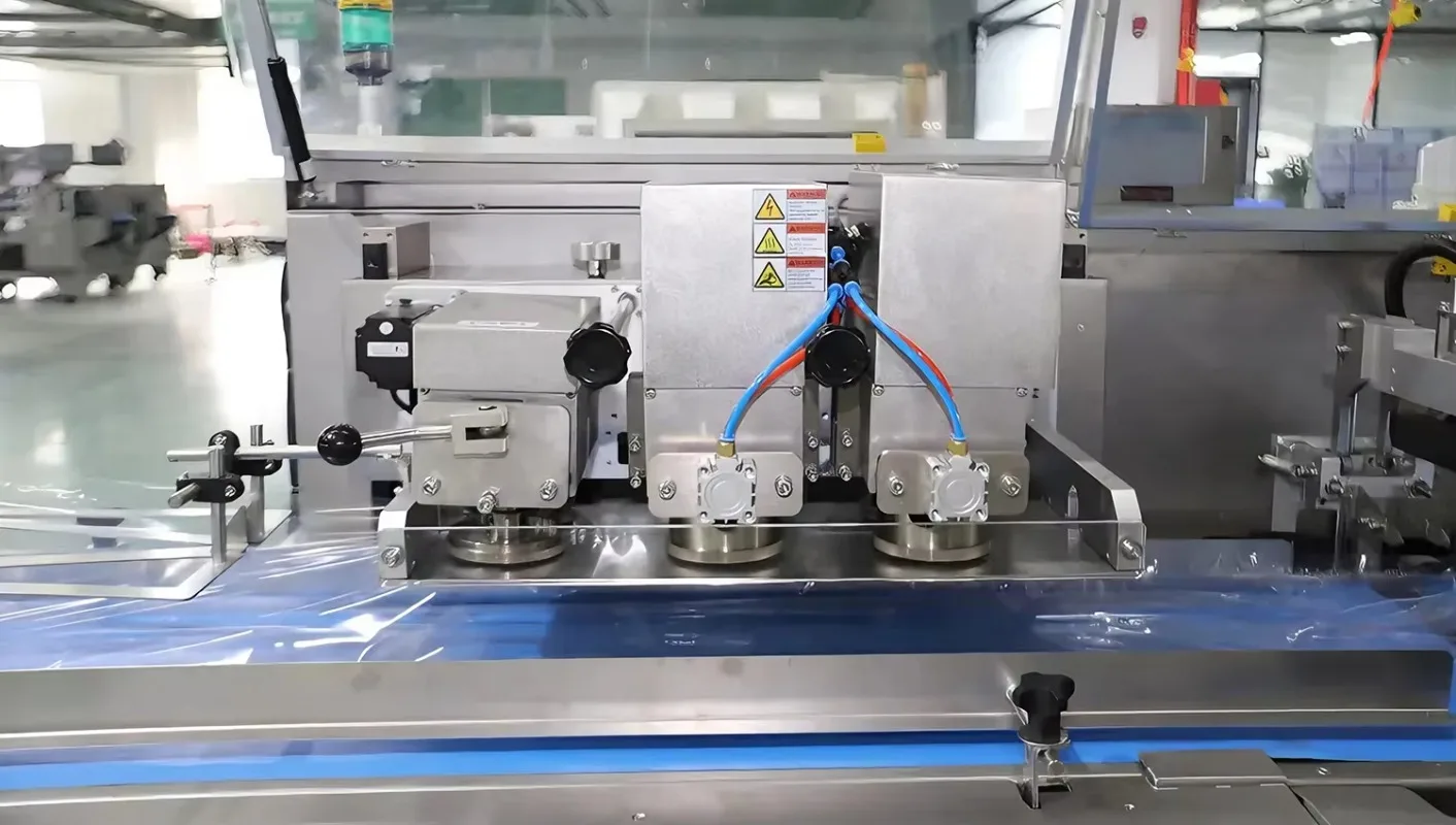 Fully Automatic Servo Wrapping Vacuum Punching Packing Machine 50 Bags/Min Food Grade Custom