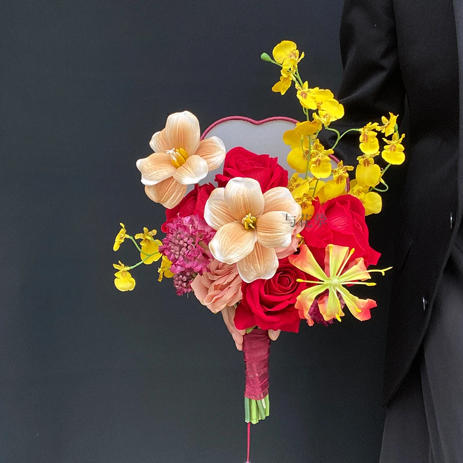 Red Chinese group fan hand bouquet simulation flower, Xiuhe wedding photo high-texture bouquet, wedding registration and certifi