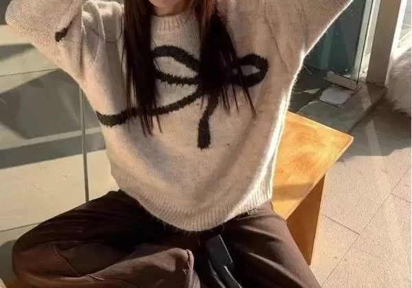 2025 ربيع جديد طويل الأكمام محبوك قميص المرأة فضفاضة القوس الكتف مقنعين سترة أعلى