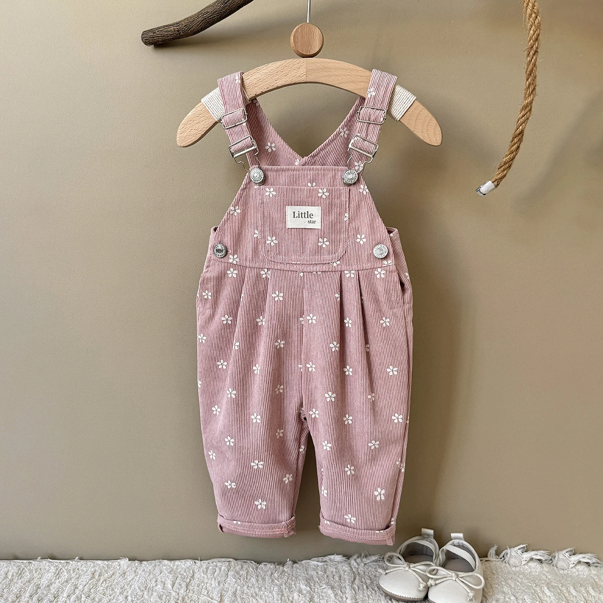 Frühling/Herbst Baby Ins Vintage Cord-Latzhose mit Blumenmuster, weiche, hautfreundliche Cargo-Hose mit aufrollbaren Bündchen für Babymädchen – Detail 5