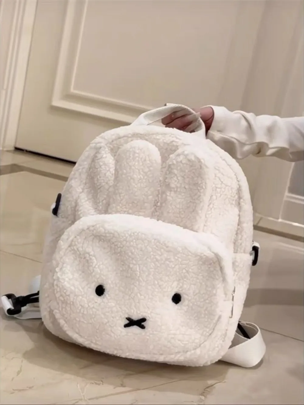 กระเป๋าเป้สะพายหลังลายการ์ตูนกระต่ายมิฟฟี่ ทำจากขนแกะ นุ่มสบาย เหมาะสำหรับฤดูหนาว ใช้งานได้หลากหลาย สไตล์ทันสมัย เหมาะเป็นของขวัญสำหรับคู่รัก