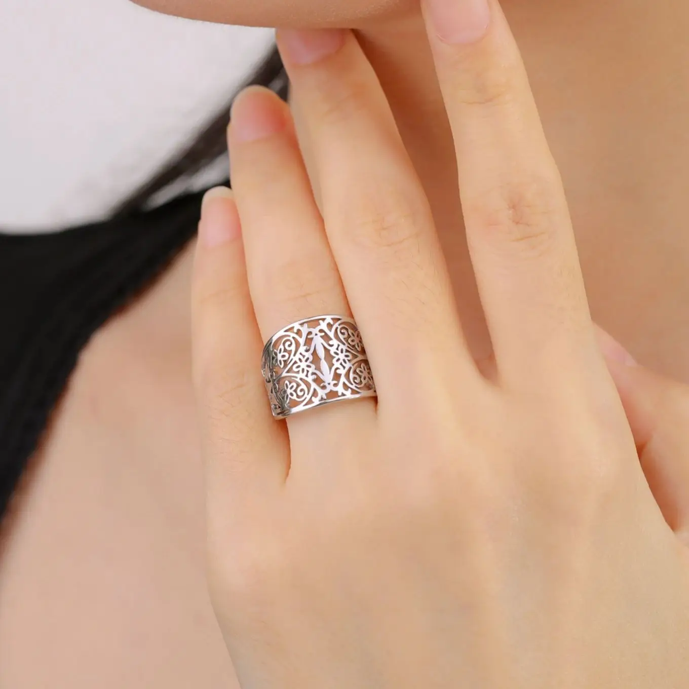 LIKGREAT Hollow Filigree Flower Finger Ring for Women Couple Stainless Steel Fashion Design Jewelry Boho Trend Birthday Gift