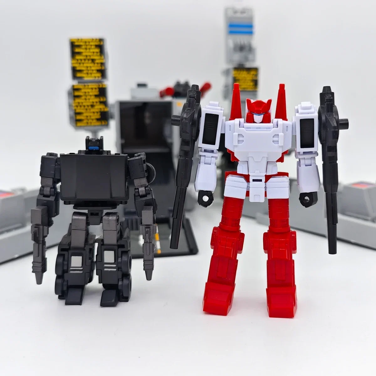 

In StockTransformation Toys Yc001-A Kaiyu Model Six-Gun Scamper Metroplex Guardian Robot Model Action Figures Gifts Collection