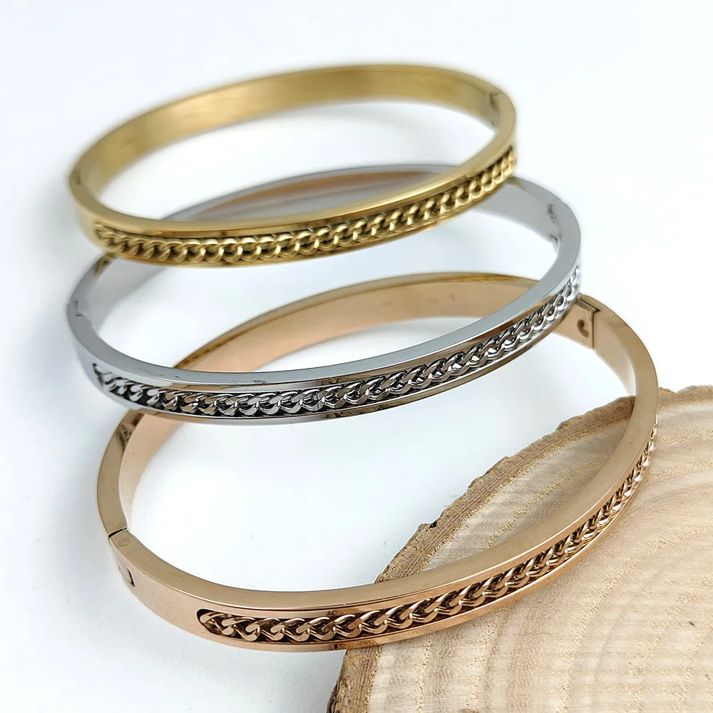 

Metal lady's bracelet. Closed, simple half-link half-circle stainless steel brooch. A wedding party jewelry gift for your wife.