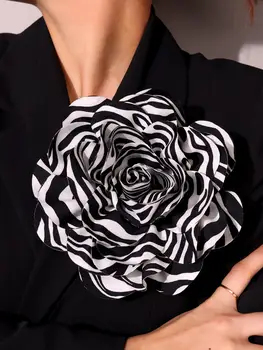 Huanzhi-女性のためのカラフルなストライプのブローチ、ゼブラパターン、生地の花、トレンディなヴィンテージジュエリー、クリエイティブ、黒、白、新しい、2025