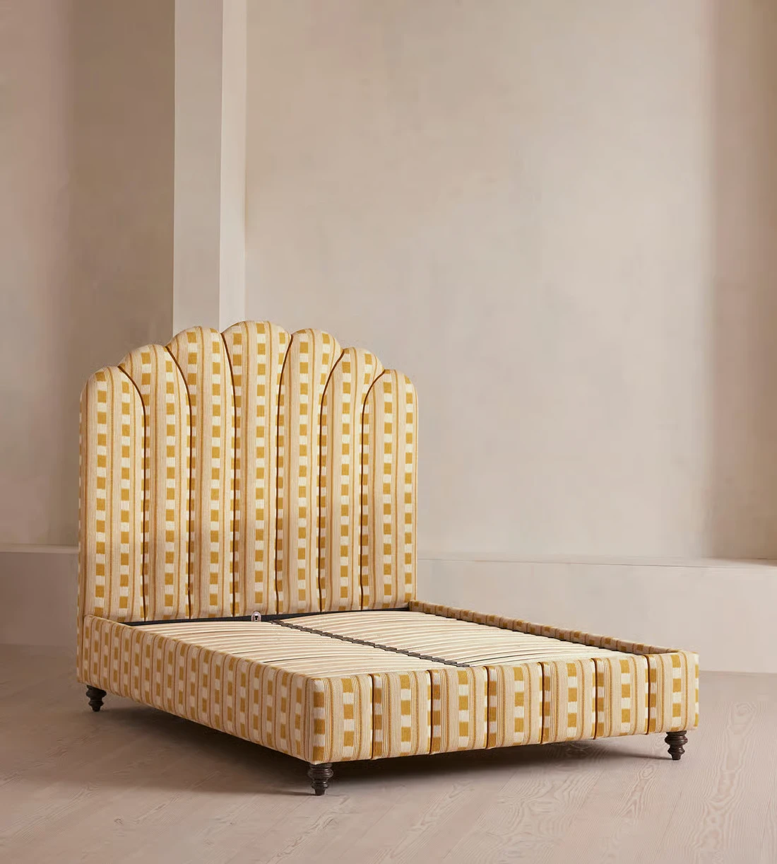 ！@Customized Modern Solid Wood Frame Velvet Upholstery Soft Bed with Eco-Friendly Design