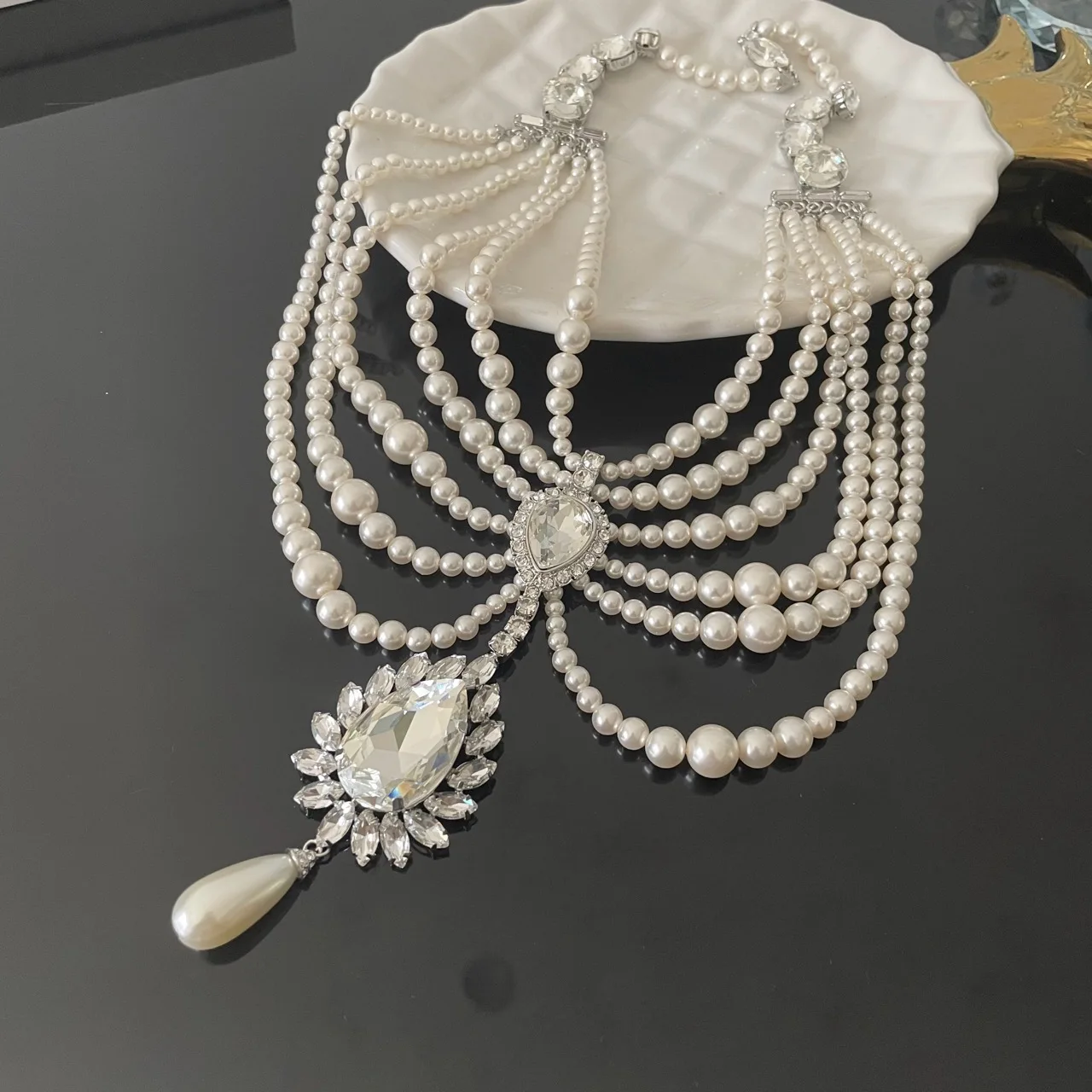 Irregular design, multi-layered pearl crystal necklace, elegant temperament, banquet decoration