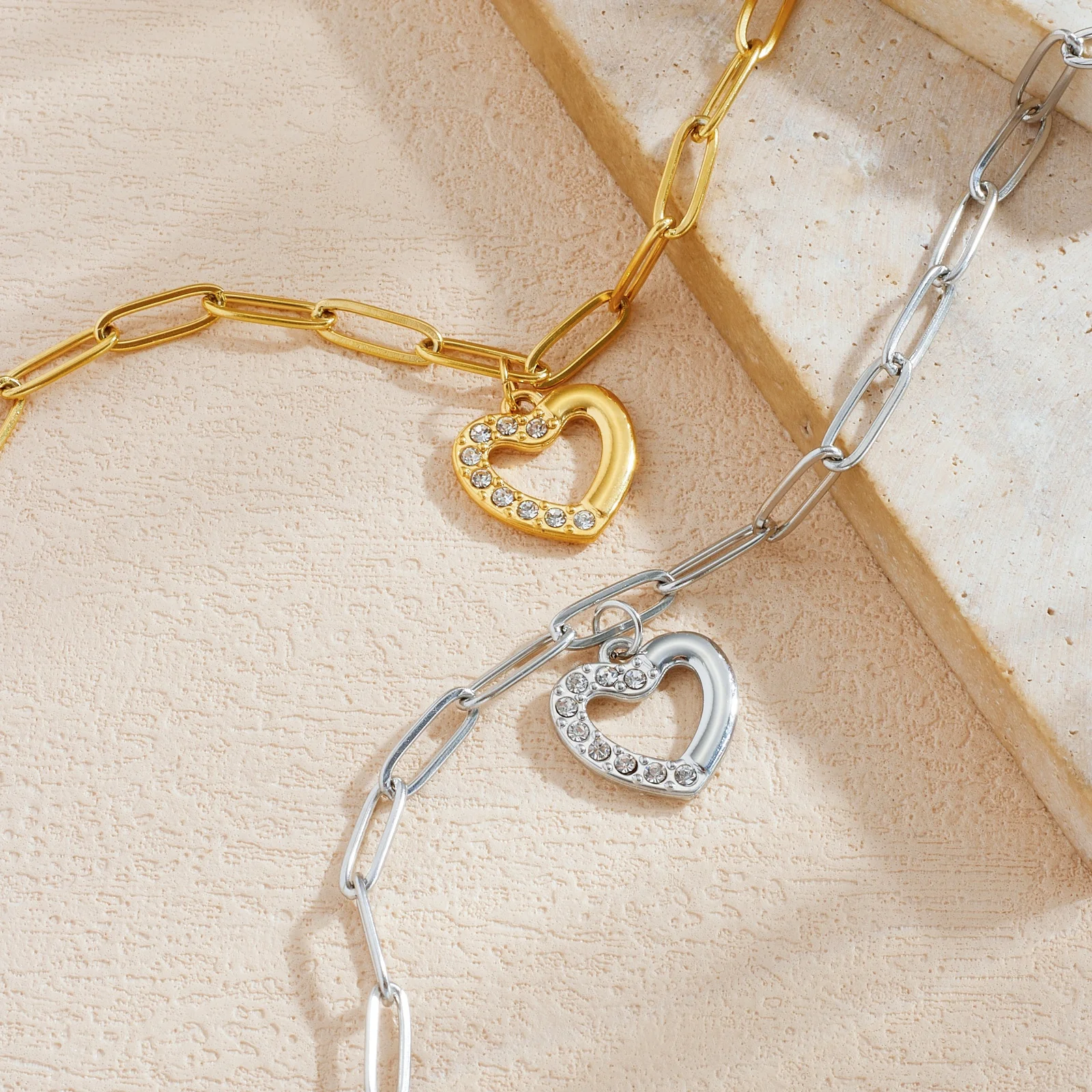 Edelstahl Vintage Zirkon Herz-Charm-Armband für Frauen und Mädchen, Modisches Neues Handketten-Schmuckstück, Geschenk für Party und Urlaub