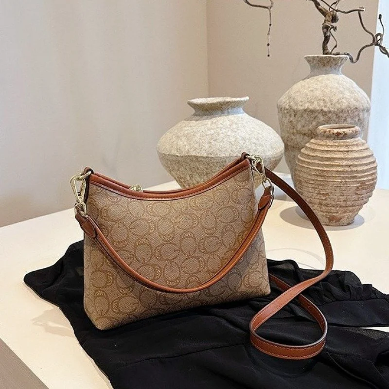 

Элегантная женская сумка через плечо с кожаными акцентами - сумка через плечо, классический дизайн, популярный бренд