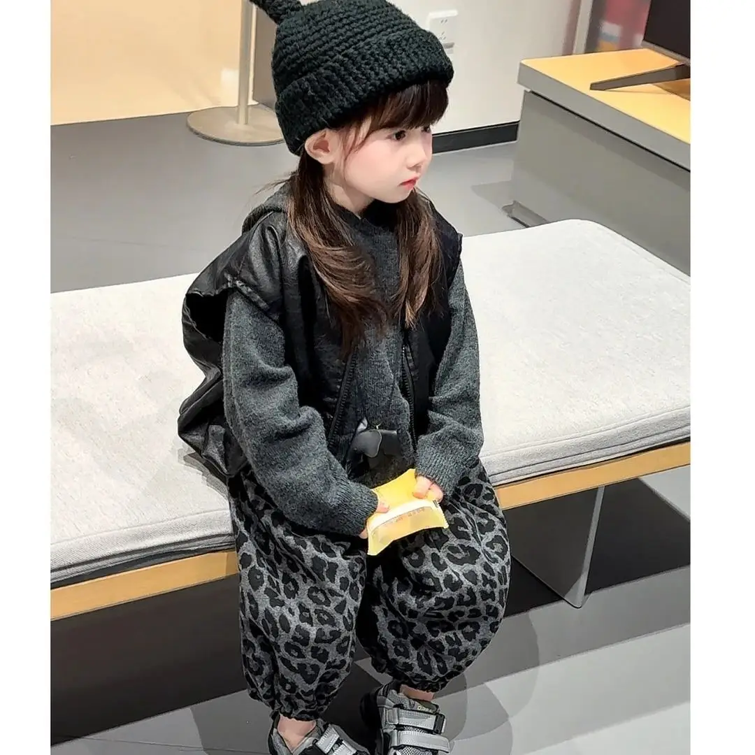 

Комплект из 3 предметов, зимний теплый кожаный жилет для мальчиков и девочек + свитер с капюшоном + штаны с леопардовым принтом, детская красивая уличная одежда для малышей